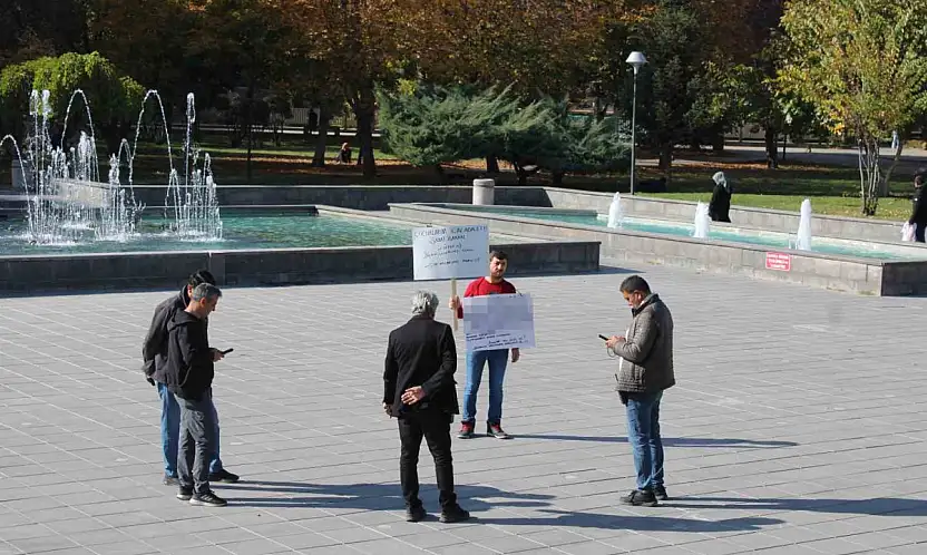 Boşanmak isteyen şahıstan tek kişilik eylem