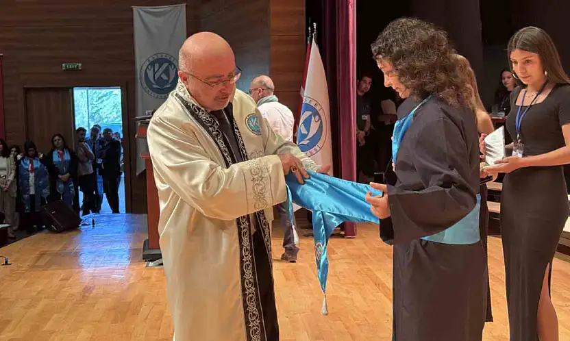 Bu üniversite kep atmıyor şed kuşanıyor