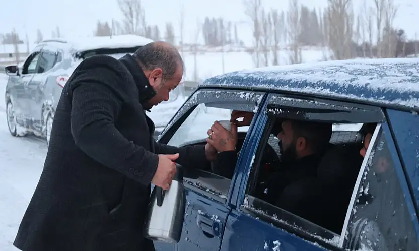 Bünyan Belediyesi kar mesaisindekilerin içini ısıttı