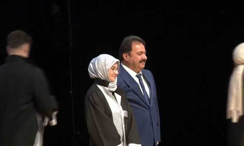 Bursa İl Emniyet Müdürü Gökce kızına diplomasını elleriyle verdi