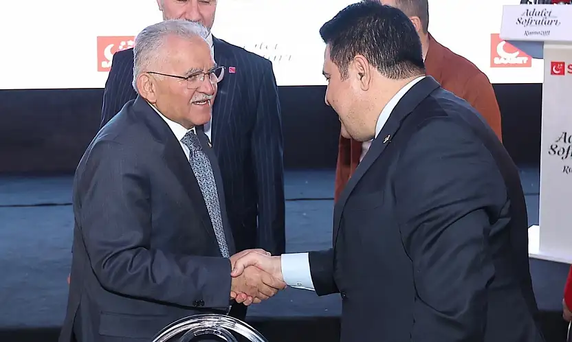 Büyükkılıç, öğrenciler ve siyasi parti temsilcileri ile iftar sofralarında buluştu