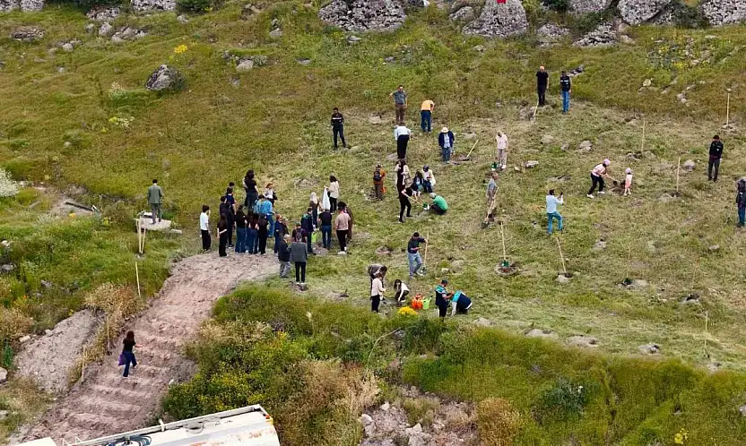 Büyükşehir, 300 fidanı toprakla buluşturdu