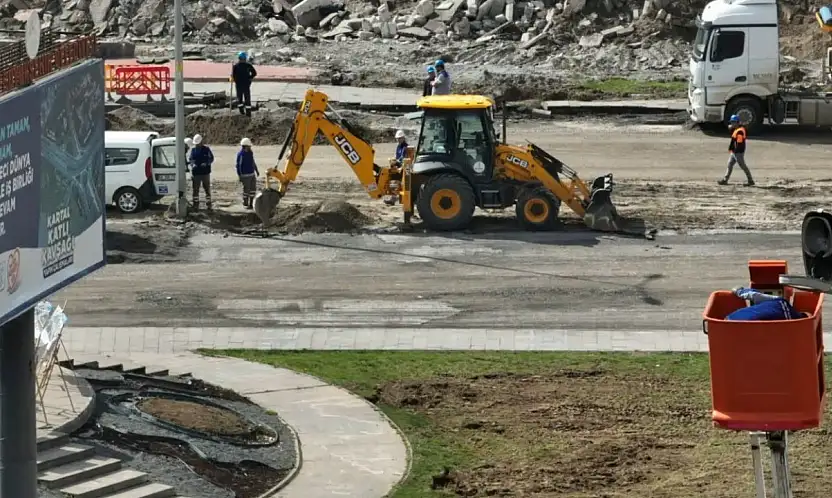 Büyükşehir'de pazar günü de durmak yok: Kartal Katlı Kavşağı'nda hummalı çalışma