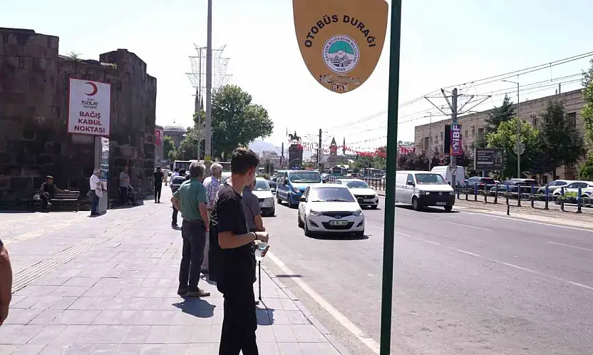 Büyükşehir Zabıta'dan otobüs duraklarında denetim