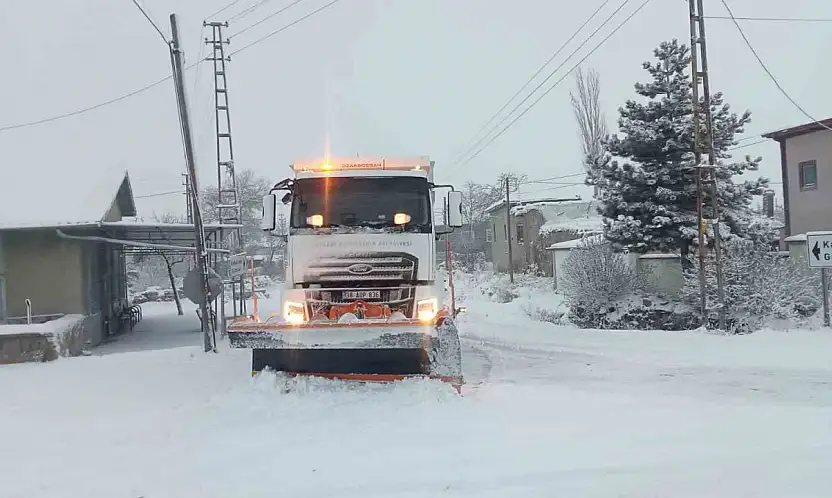 Büyükşehirden karla mücadele: 61 mahalle yolu ulaşıma açıldı
