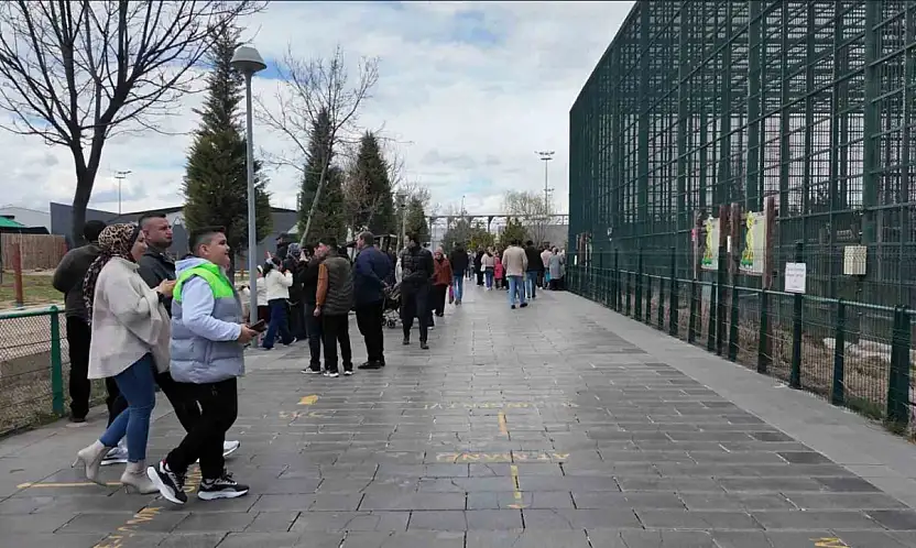 Büyükşehirin hayvanat bahçesinde bayram yoğunluğu: 40 bin ziyaretçi