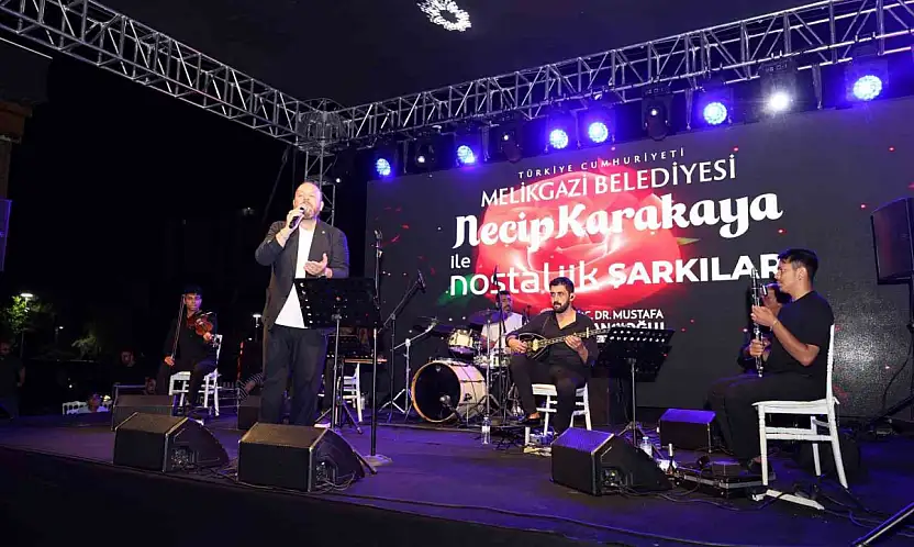 Çarşı Melikgazi'de nostaljik şarkılar gönülleri fethetti