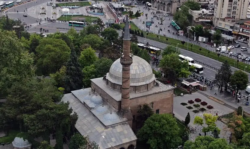 Cuma hutbesi: 'Günümüzde çocuklarımız, çok yönlü bir kuşatma altındadır'