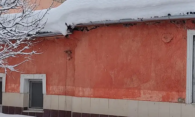 Develi ve Tomarza'da kar kalınlığı 50 santimi geçti, ahır çöktü