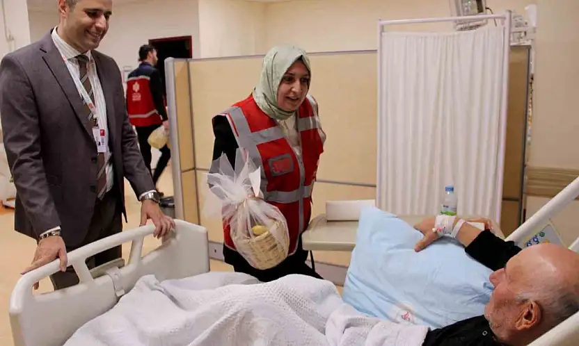 Devlet Hastanesi'nde hastaların yüzünü güldüren ziyaret