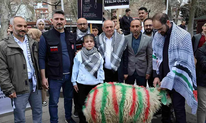 Elleriyle besleyip büyüttüğü kuzuyu Gazze'ye bağışladı