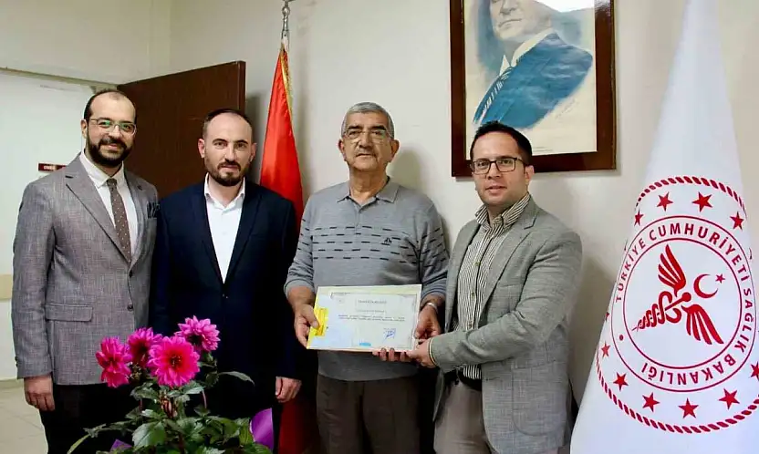 Emekli olan 43 yıllık doktora veda