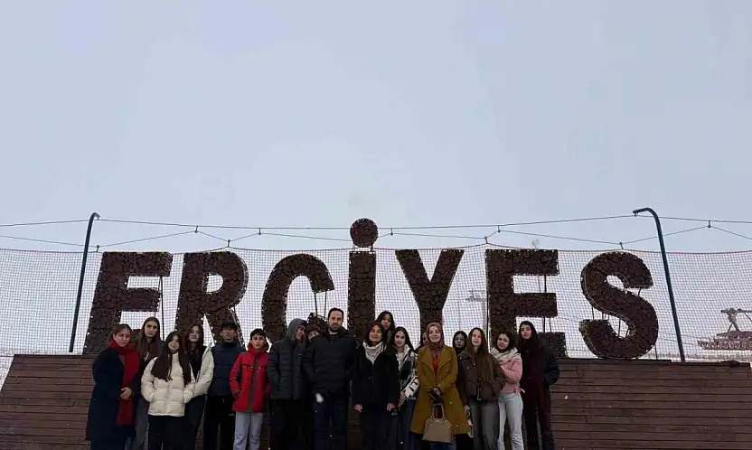 Erciyes'in zirvesinde öğrencilere yönelik 'Uluslararası Dağlar Günü' etkinliği
