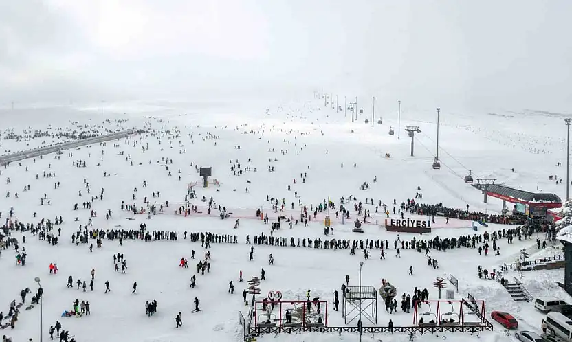 Erciyes sömestirin ilk hafta sonunda 250 bin kişiyi ağırladı
