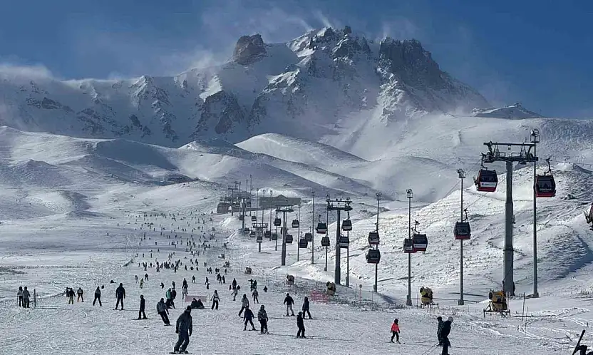 Erciyes'te hafta sonu pistler kayak severlerle doldu