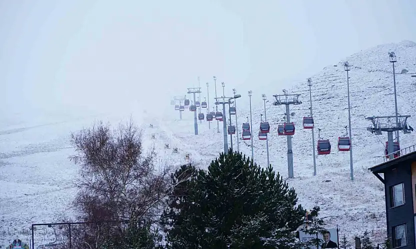 Erciyes'te kar yağışı, dağ beyaza büründü