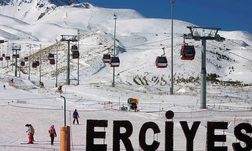 Erciyes'te kayak sezonu açıldı, kayakseverler pistlere akın etti