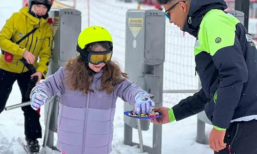 Erciyes'te kayak tutkunlarına bayram şekeri ikram edildi