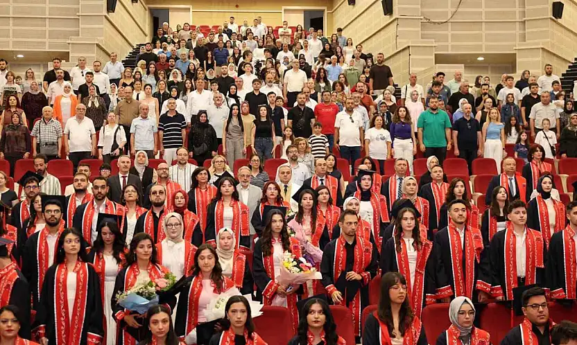 ERÜ Edebiyat Fakültesi'nde 450 öğrenci mezun oldu