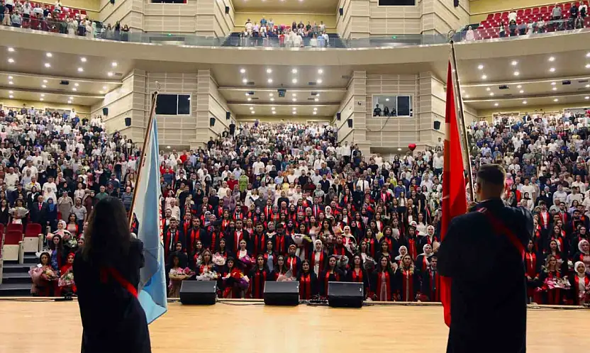 ERÜ Eğitim Fakültesi yeni mezunlarını verdi
