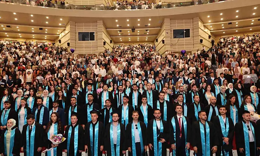 ERÜ Havacılık ve Uzay Bilimleri Fakültesi'nde mezuniyet sevinci