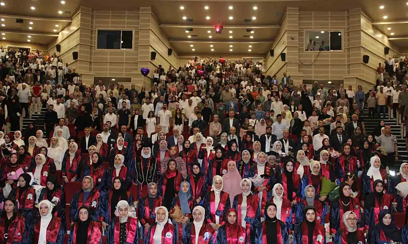 ERÜ İlahiyat Fakültesi'nde mezuniyet sevinci