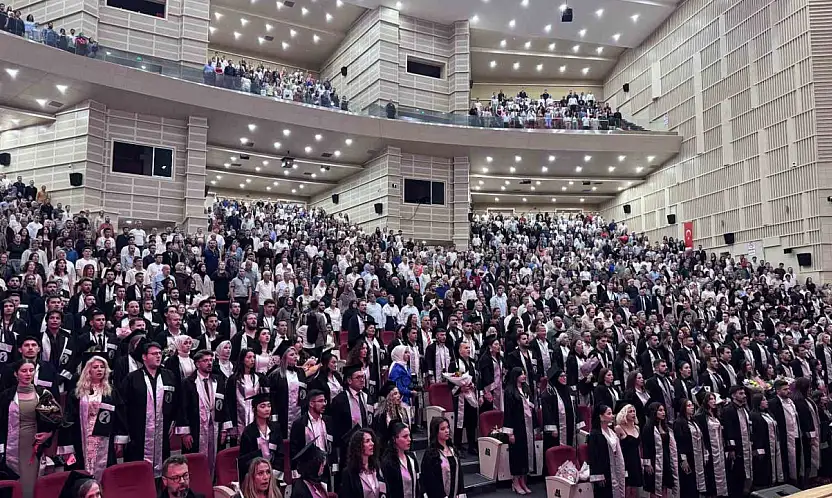 ERÜ İletişim Fakültesi 20. dönem mezunlarını verdi