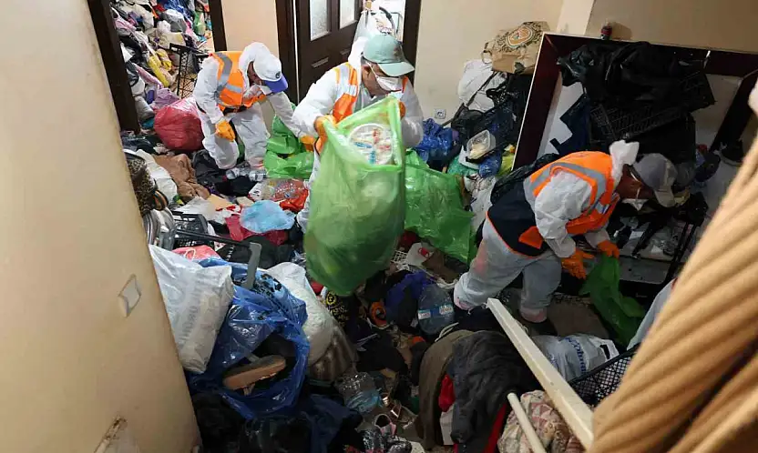 Evden 5 kamyon çöp çıkartıldı