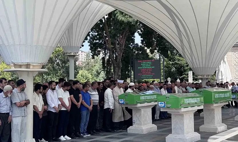 Feci kazada hayatını kaybeden aile yan yana toprağa verildi