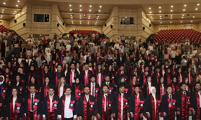 Genç eczacıların mezuniyet sevinci