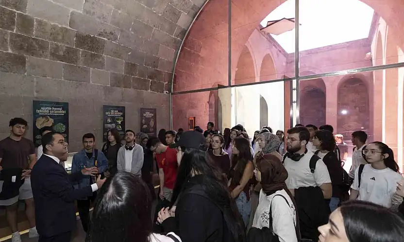 Gevher Nesibe'de tıp fakültesi öğrencilerine ilk ders