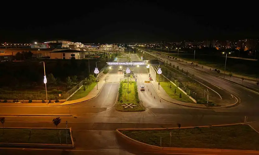 Havalimanı yolu geceleri renkli görünüme kavuşuyor