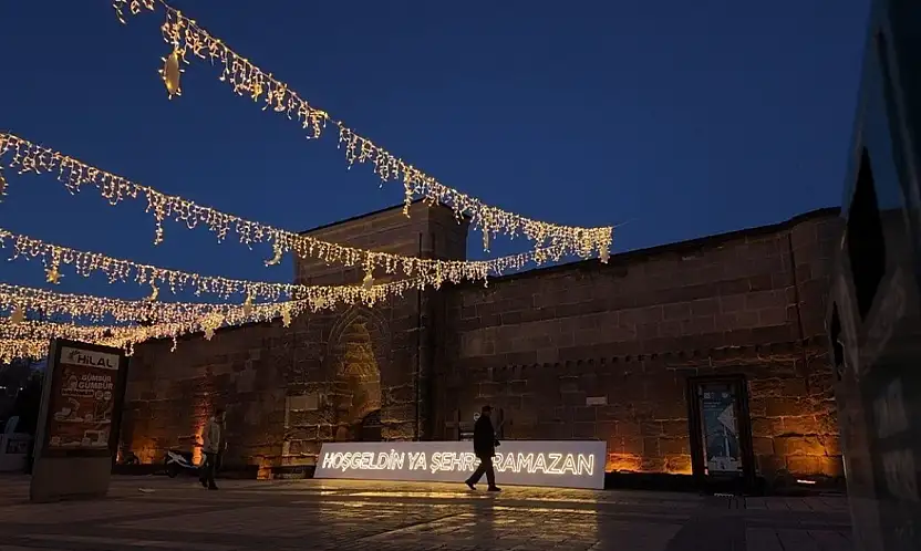 Hunat Cami ışıklarla donatıldı