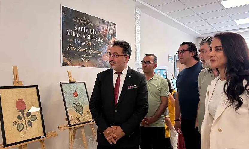 İlkokul öğrencileri ebru eserlerini sergiledi