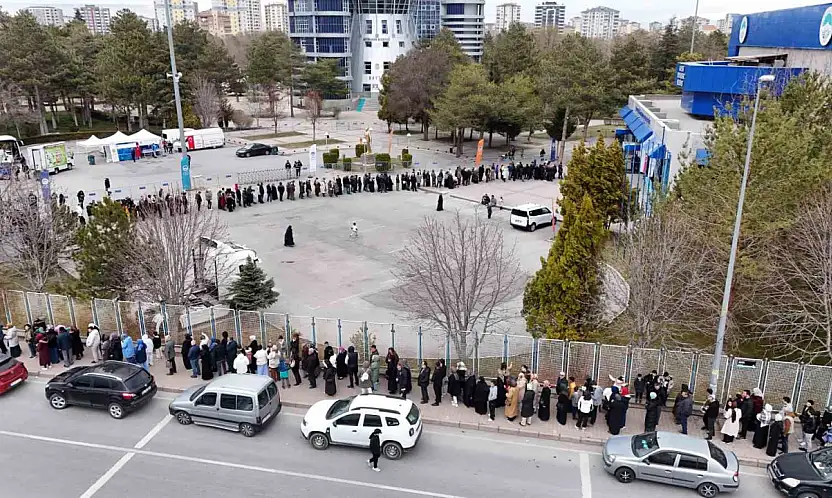 Kadir Gecesi'nde kutsal emanetler için uzun kuyruklar oluştu