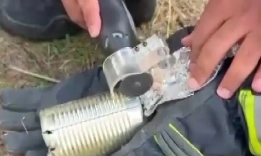 Kafasını konserve kutusuna sıkıştıran kediyi itfaiye kurtardı