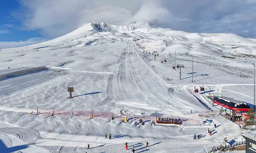 Kar yağışının ardından Erciyes'te kartpostallık görüntüler