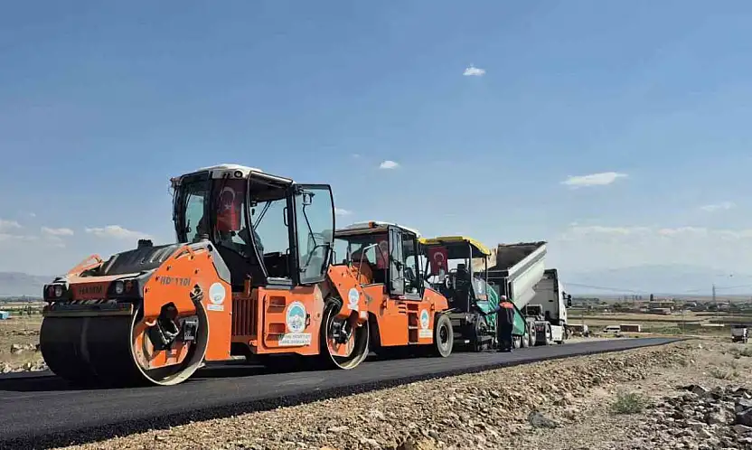 Kayseri Büyükşehir, Develi'de sıcak asfalt çalışmalarına başladı