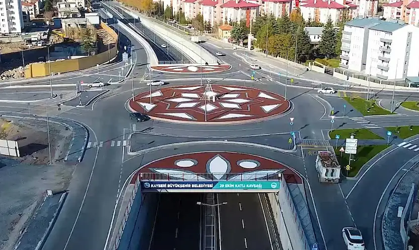 Kayseri Büyükşehir, kavşak peyzajı ile kentin vitrinine renk ve estetik katıyor