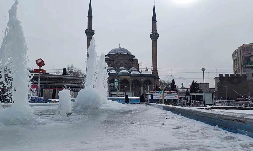 Kayseri buz tuttu: 2 ilçede hava sıcaklığı -23 olarak ölçüldü