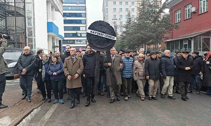 Kayseri'de Alevi örgütlerden CHP İl Başkanlığı'na 'siyah çelenkli' tepki