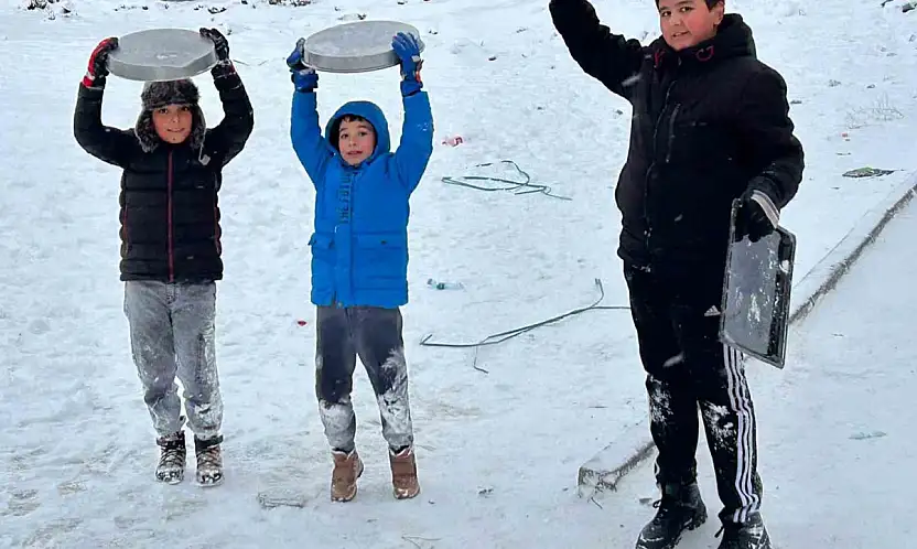 Kayseri'de çocukların kar eğlencesi: Tepsilerle kayak yaptılar