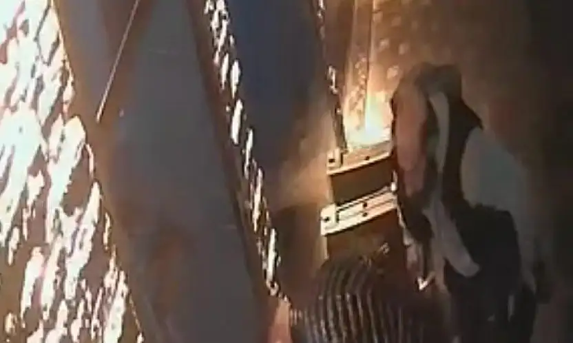 Kayseri'de esnaf boğazına şeker kaçan çocuğu heimlich manevrasıyla kurtardı... O anlar kamerada