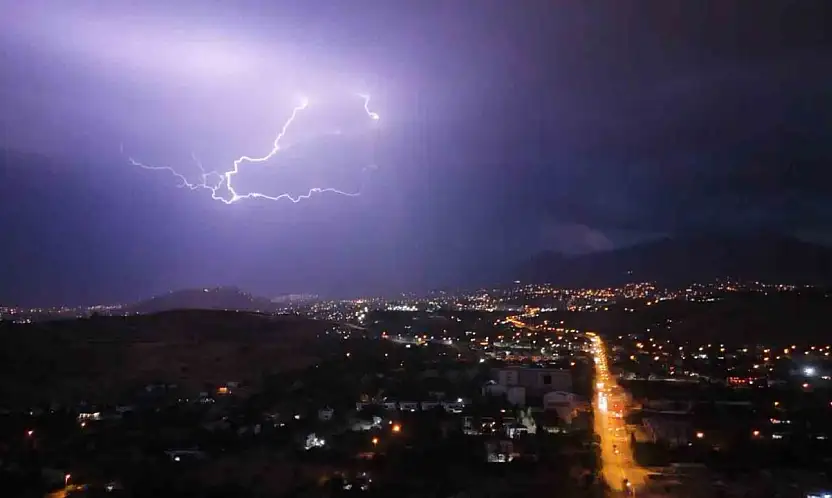 Kayseri'de geceyi şimşekler aydınlattı