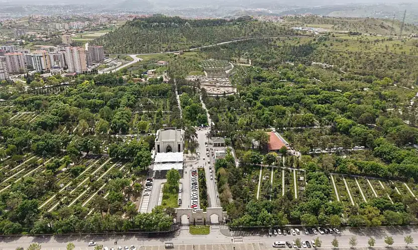 Kayseri'de mezarlıklar bayram ziyaretlerine hazır