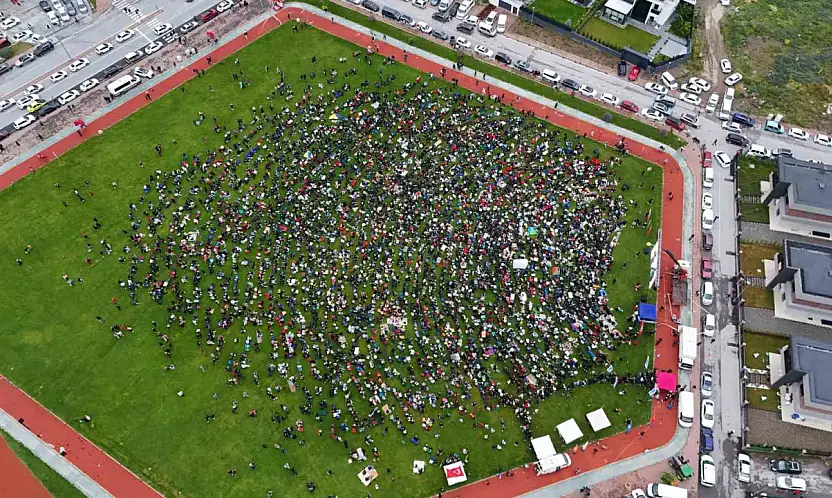 Kayseri'de milli maç heyecanını Talas'ta yaşamak isteyen vatandaşlar alanı doldurdu