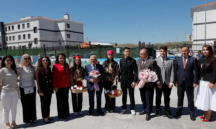 Kayseri'de protokol, öğrencilerin karne heyecanına ortak oldu