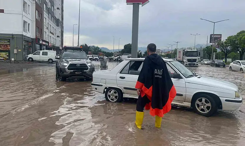 Kayseri'de yağışta araçlarıyla mahsur kalan vatandaşlar kurtarıldı