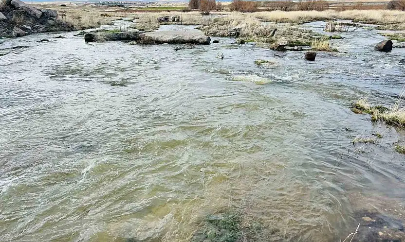 Kayseri'nin bir ilçesinde baharın habercisi dere suları akmaya başladı