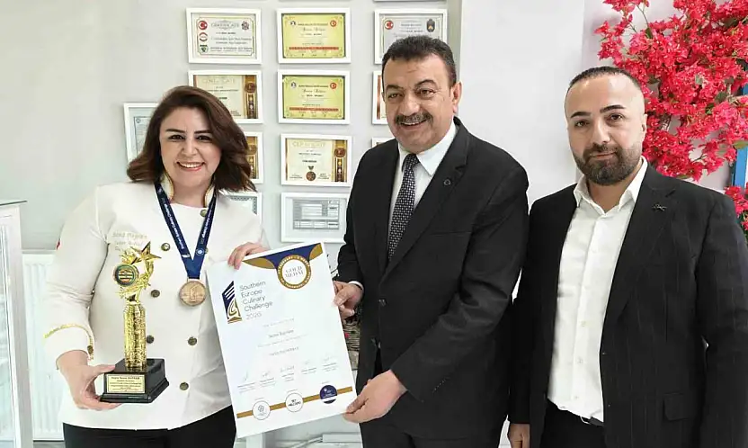 Kayserili pasta şefi Yunanistan'da Türk bayrağını dalgalandırdı